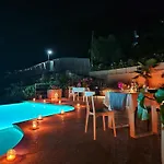 לינה וארוחת בוקר Elle Ecoholiday
