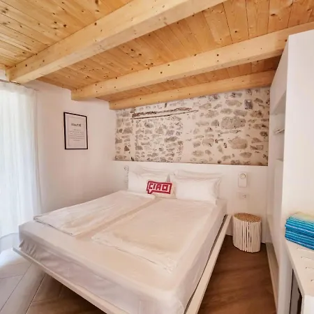 Elle Ecoholiday Bed & Breakfast 4*